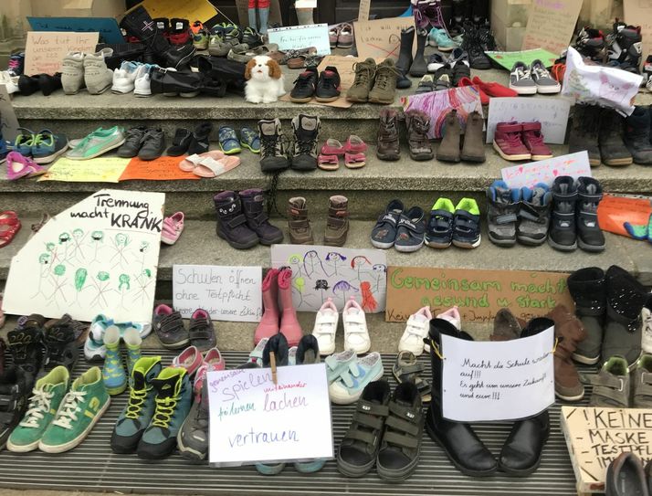 Viele Schuhe und Botschaften vor dem Radebeuler Rathaus... Foto: Schramm