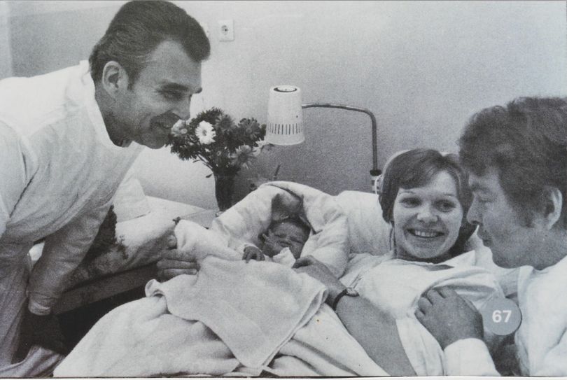 Geburt der 100.000. Cottbuserin Manuela M., Oberbürgermeister Erhard Müller gratuliert. Foto: Erich Schutt