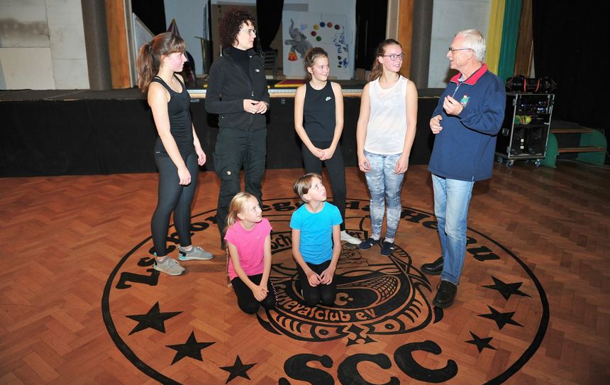 Die Vorbereitungen für die Karnevalsaison laufen auf Hochtouren. Ehrenpräsident Dr. Hubert Lerche (rechts) und die Vizepräsidentin Anja Knorr (2.v.l) informieren sich beim Training der Juniorgarde (11-15 Jahre) über den stand der Dinge. Lorena (11) und Sara (11) (v.v.l.) sowie Vivien (14) (links), Sari (12) (Mitte) und Anna (14) (2.v.r.) sind mit Feuereifer dabei. Foto: Peter Aswendt