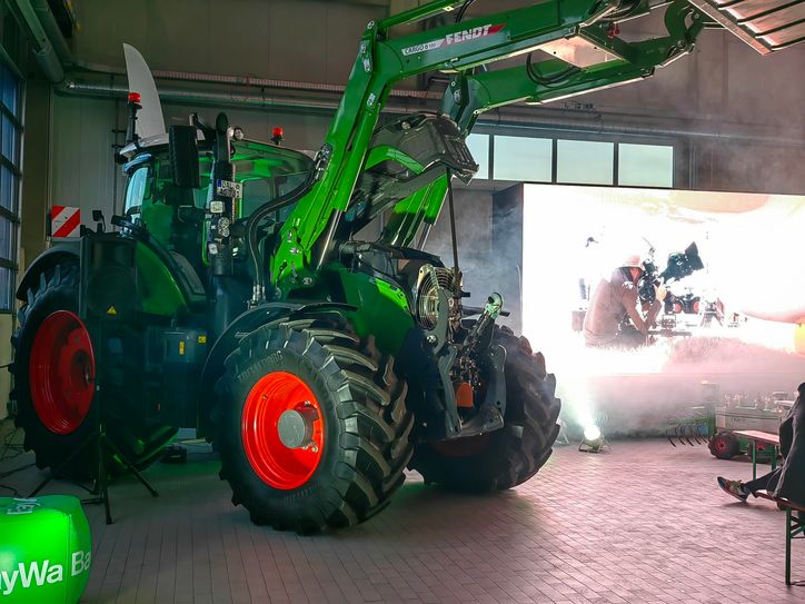Der Fendt 700 Vario ist ein echtes Kraftpaket und dazu den neuen Frontlader mit mehr Hubhöhe und -gewicht.