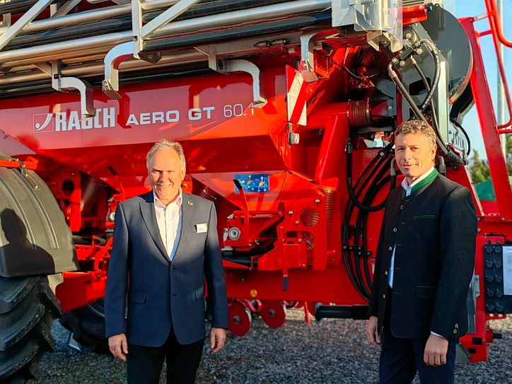 Steffen Müller Regionalleiter Sachsen-Ost (li.) und Reinhold Bichle Sparten-Geschäftsführer Technik in Sachsen &amp; Südbrandenburg  vor einem Rauch Düngerstreuer.