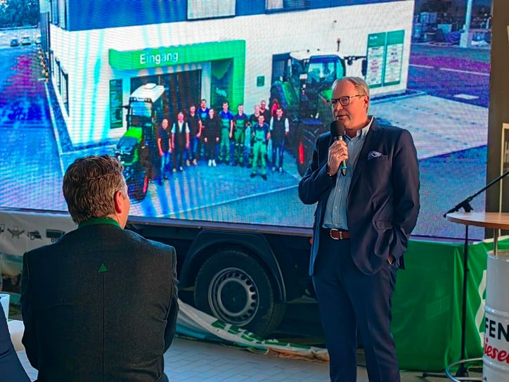 Werner Gansohr von der ausführenden Baufirma Freyler Industriebau aus Riesa übergibt den Hallenbau an der B101 an die Eigentümer.
