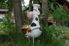 Man muss schon genau hinsehen, um diese Mini-Kuh zu entdecken. Sie steht vor der Bäckerei Böhme im Ottendorfer Ortsteil Grünberg. Foto: R. Könen