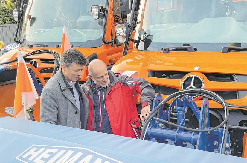 Bürgermeister Markus Renner und Bauhofleiter Steffen Petrich nahmen die neuen Fahrzeuge genauer unter die Lupe.