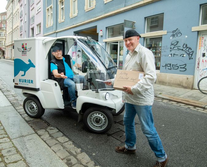Fahrer Markus Geißler und Torsten Wiesner, Projektleiter des Gewerbevereins, bei der Vorstellung des Projekts "Die Neustadt bringt's". Foto: Männel