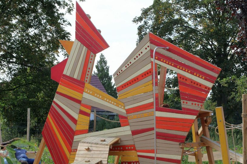In Form eines Huhnes soll der neue Spielplatz am Geflügelhof neugierig auf das Thema Geflügel machen. Foto: Chantal Seyfarth