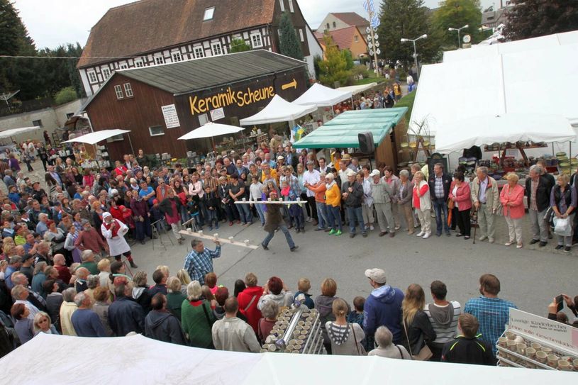 Archivbild aus dem Jahre 2019: Beim traditionellen »Töppellauf« müssen die Töpfer Geschick und Schnelligkeit vor dem Publikum unter Beweis stellen. Foto: privat