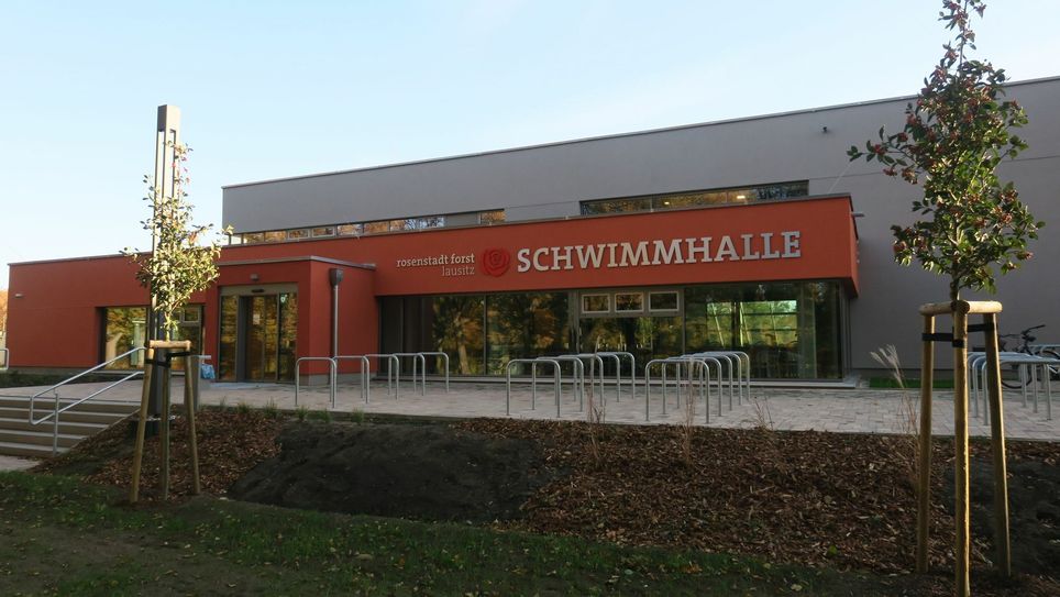Nach dreijähiger Sanierung sind die Bauarbeiten abgeschlossen und die Schwimmhalle konnte ab diesem Sommer wieder genutzt werden. Foto: Dany Dawid