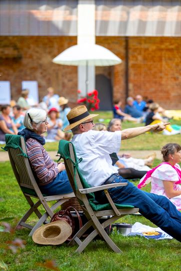 Picknickgesellschaft in Mühlberg. Foto: Andreas Franke