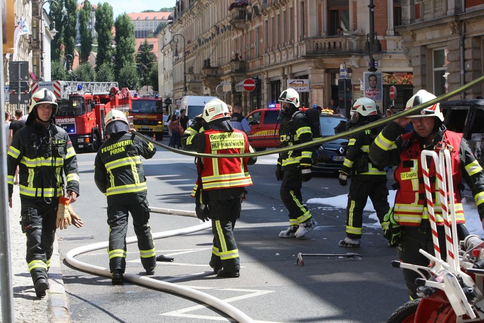 Mit einem Großaufgebot ist die Feuerwehr im Einsatz in der Gartenstraße.   Fotos: D. Förster