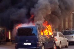 Das Wohnmobil steht voll in Flammen.