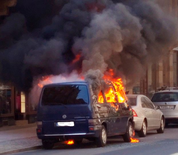 Das Wohnmobil steht voll in Flammen.