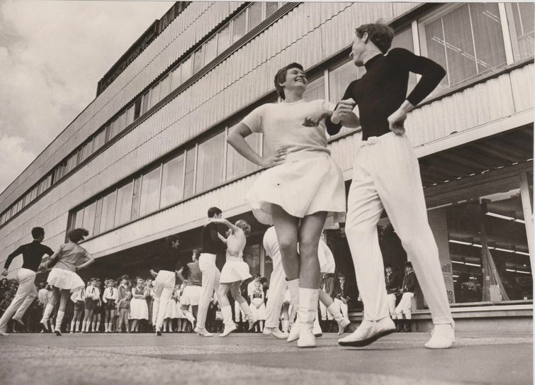 Cottbus bekommt ein Warenhaus. Seit der Eröffnung spielte die Kultur eine große Rolle. Foto: Erich Schutt