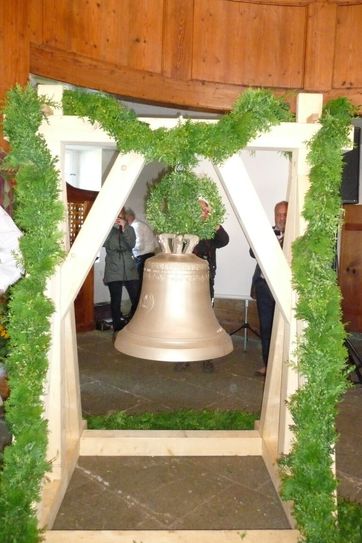 Die neue festlich geschmückte  Glocke.