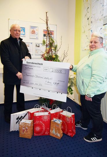 Reiner Striegler übergibt den Spendenscheck für das Kinderhospiz. Foto: WGR