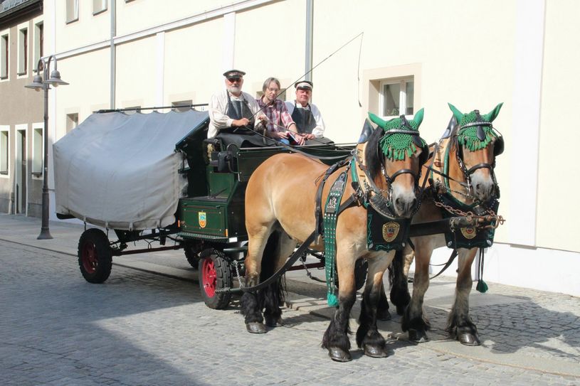 Wenn in Radeberg der frische Gerstensaft per Bierkutsche ausgeliefert wird, werden die beiden Kutscher Jörg Schroll (li.) und Torsten Beckert von Touristen und auch Einheimischen fotografiert. WoKu-Mitarbeiter Rainer Könen an diesem Tage auch. Foto: Rainer Könen