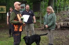 Im Kampf gegen die Afrikanische Schweinepest startete Sachsen im vergangenen Jahr das Pilotprojekt »Kadaverspürhunde«. In der Laußnitzer Heide wurden dazu acht Jagdhunde ausgebildet. Die sächsische Ministerin Petra Köpping (SPD) überreichte die Zertifikate an die Halter.