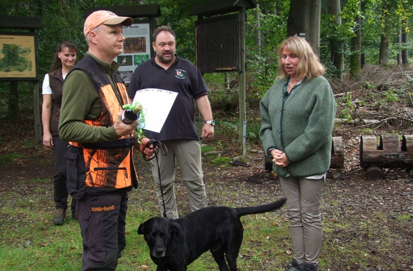 Im Kampf gegen die Afrikanische Schweinepest startete Sachsen im vergangenen Jahr das Pilotprojekt »Kadaverspürhunde«. In der Laußnitzer Heide wurden dazu acht Jagdhunde ausgebildet. Die sächsische Ministerin Petra Köpping (SPD) überreichte die Zertifikate an die Halter.