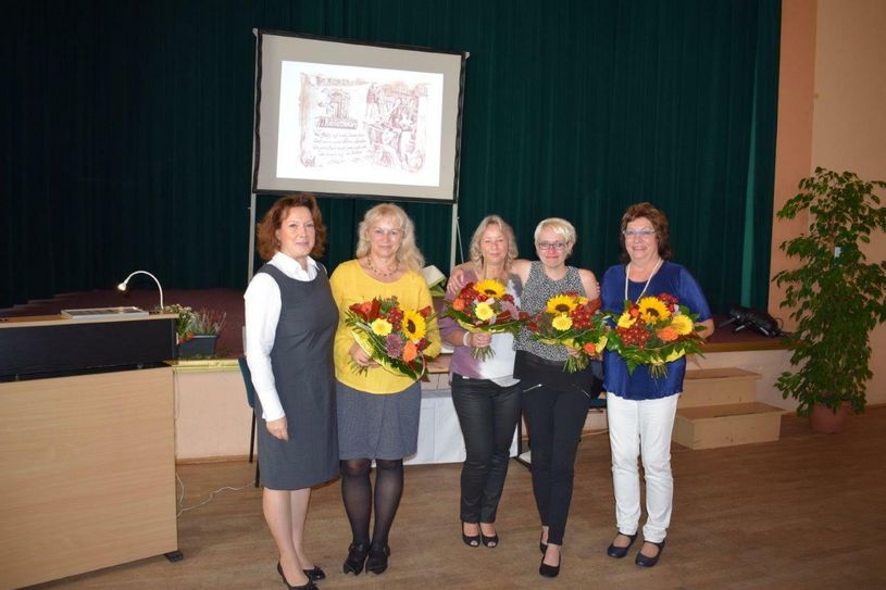 Die Bürgermeisterin von Elsterwerda, Anja Heinrich (li.) überbrachte die frohe Kunde beim Festempfang der Stadtbibliothek. Foto: pm