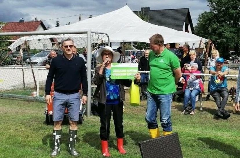 Freude über die erfolgreiche Wette bei Bürgermeister Jörg Gampe, Ortsvorsteherin Elvira Vogel und Stadtwerke-Geschäftsführer Andy Hoffmann (v. links).
