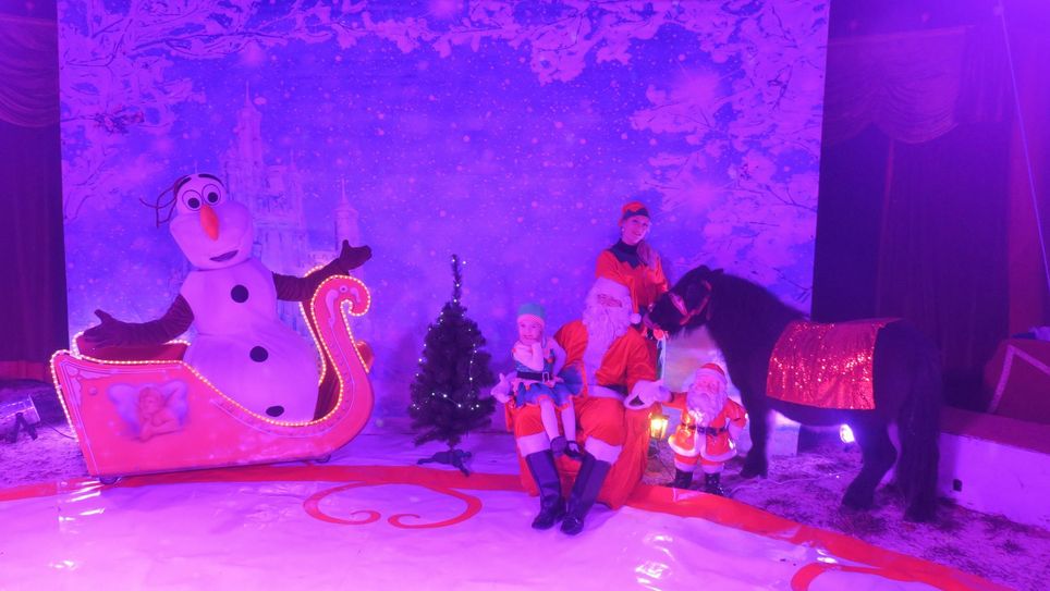 In der Weihnachtsshow werden unter anderem Schneemann Olaf, der Weihnachtsmann sowie große und kleine Wichtel für jede Menge Magie und weihnachtliche Stimmung sorgen. Foto: Dany Dawid