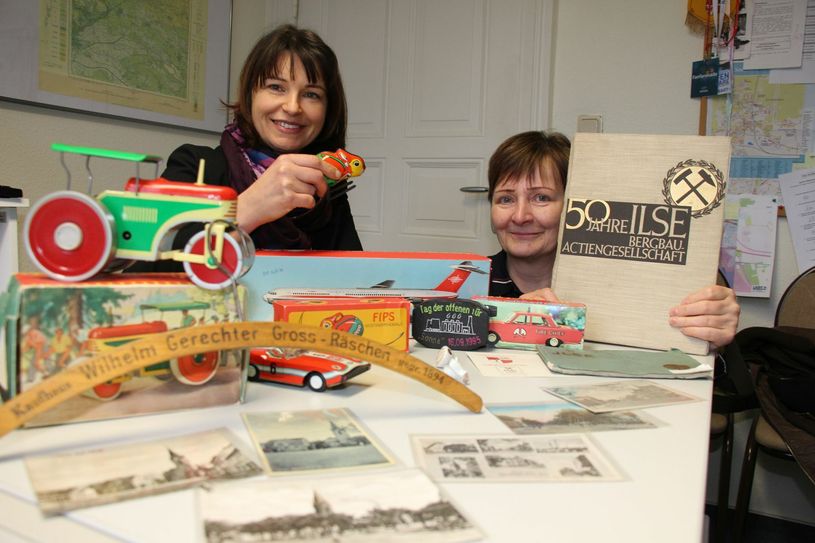 Für die verschiedenen Ausstellungsbereiche im Kurmärker gibt es bereits einige Leihgaben. Über weitere Objekte würden sich Stadtsprecherin Kati Kiesel (li.) und Karin Neufeld (re.), Amtsleiterin Allgemeine Verwaltung, freuen. Foto: sts