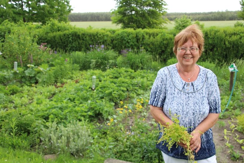 Gabriele Stöhr mit etwas Winterportulak aus dem eigenen Garten. Foto: Keil