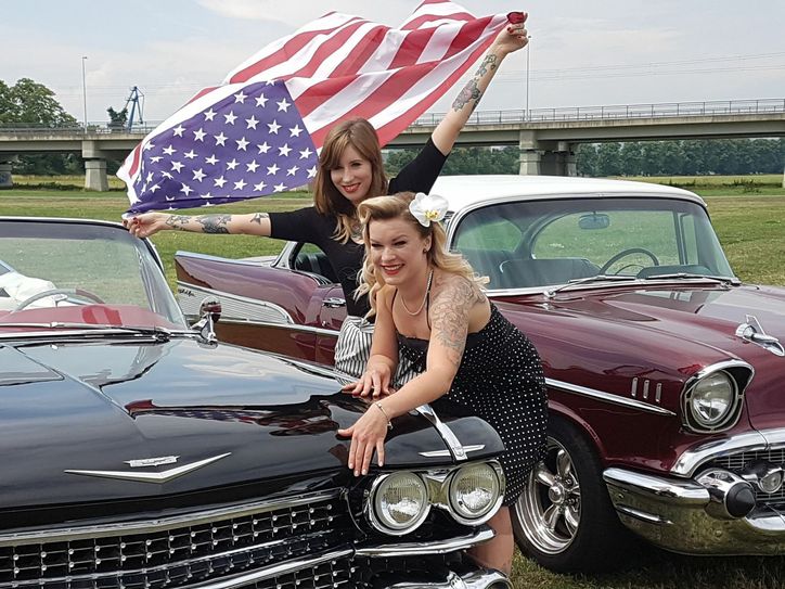 Sarah (li.) und Katja "auf" oder neben einem Cadillac 62 Convertible (1959). Fotos: Büttner/Zuchold