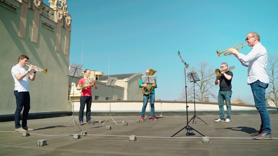 Dreh eines Videos für die sozialen Medien mit dem Blechbläserquintett auf dem Dach des Großen Hauses (April 2020) – (v.l.n.r.): Andrés Nebot Pitarch (Trompete), Volker Schenck (Horn), Karl Berkel (Tuba), Johannes Urban (Posaune), Oliver Görz (Trompete). Foto: Ron Petraß