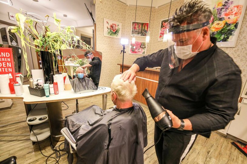Punkt 0:01 Uhr begann Friseurmeister Holger Knievel, seinen ersten Kunden zu "bearbeiten".