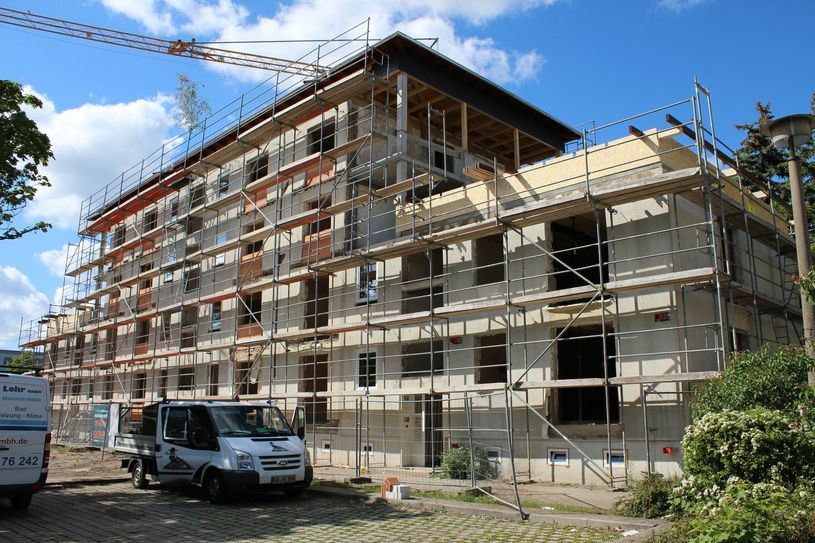 Der Block Humboldtstraße 2-6 wird aktuell saniert. Am 26. Mai wurde Richtfest gefeiert. Foto: T. Keil