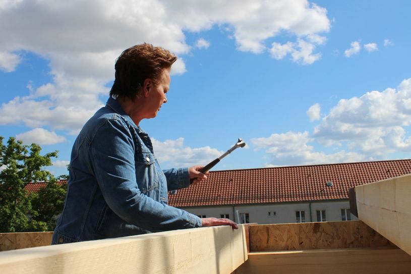 Gehört zum Richtfest: Das Einschlagen des letzten Nagels. Geschäftsführerin Petra Sczesny nutzt dabei eine eher unkonventionelle Hammerhaltung. Foto: T. Keil