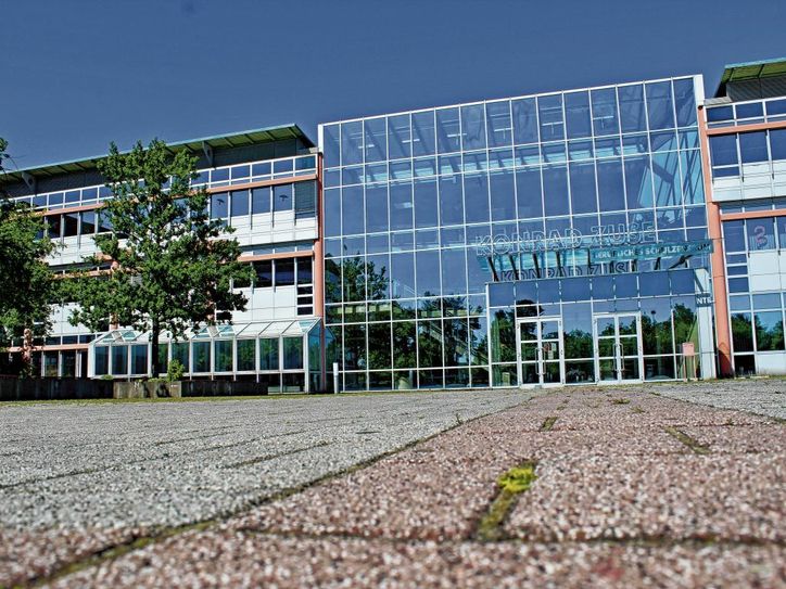In Zeiten von Corona wirkte auch das Berufliche Schulzentrum »Konrad Zuse« wie ausgestorben. Mittlerweile dürfen Schüler wieder in das Schulhaus, allerding zeitlich versetzt und unter Einhaltung strengster Hygiene-Regeln, schildert Schulleiterin Kathleen Stephan. Fotos: Silke Richter