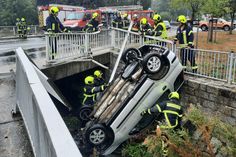 In Bretnig musste zum Samstag ein Auto aus der Röder geborgen werden.
