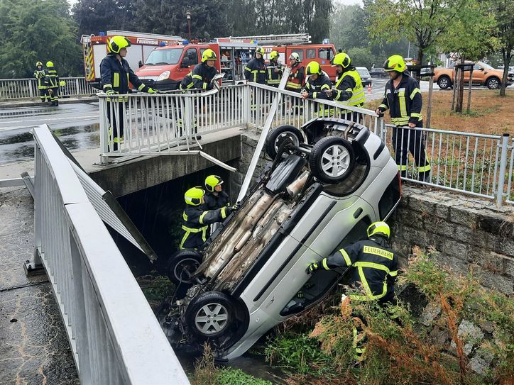 In Bretnig musste zum Samstag ein Auto aus der Röder geborgen werden.