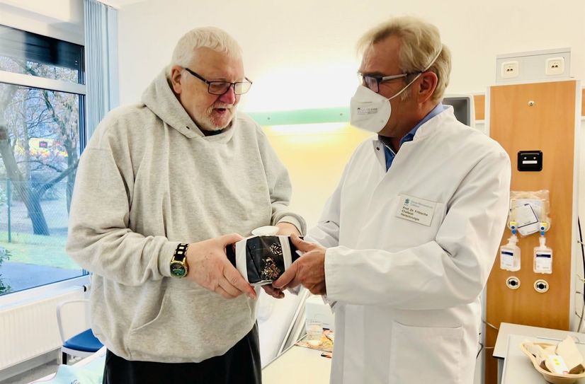 Gute Nachrichten für den 67-jährigen Uwe Jach aus Berlin: Am Dienstag nach Weihnachten geht es für ihn nach einem schweren Aortenklappenersatz in die Anschlussheilbehandlung nach Rüdersdorf. Den Besuch und das traditionell Weihnachtsgeschenk an Heiligabend hat sich der Ärztliche Direktor Prof. Dr. Dirk Fritsche nicht nehmen lassen.