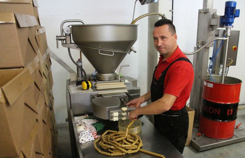 Andreas Pfitzner an der Wurstmaschine. Der gelernte Fleischer füllt das Schmiermittel hier grammgenau in kleine Würste ab. Fotos: Pönisch