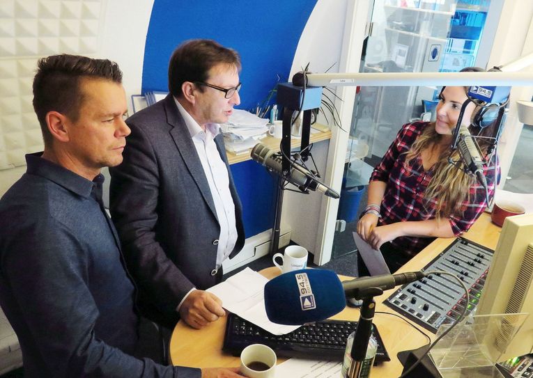 Kai Noack (links), Chef der Tafelprojekte beim ASF, und Dr. Holger Wahl, Geschäftsführer beimAlbert-Schweitzer-Familienwerk Brandenburg, informierten bei der jüngsten Vereinssendung bei 94.5 Radio Cottbus über die Wichtigkeit von Lebensmittelspenden an die Tafel. Foto: jho