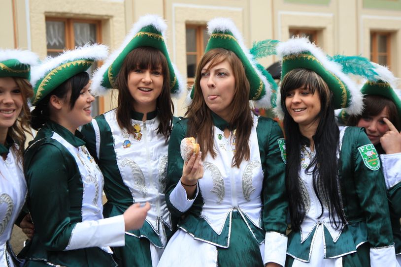 Ohne Pfannkuchen kein Karneval. Die Lohmener Funkengarde lässt sich die Leckerei  schmecken.   Foto: Förster