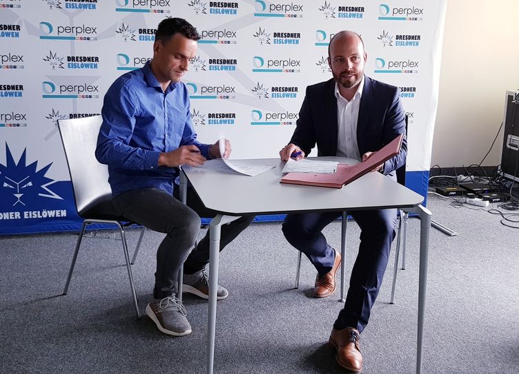 Daniel Scholze, geschäftsführender Gesellschafter perplex Holding & Consulting GmbH (li.) und Maik Walsdorf, Geschäftsführer Dresdner Eislöwen, bei der Unterzeichnung des Vertrages. Foto: Büttner