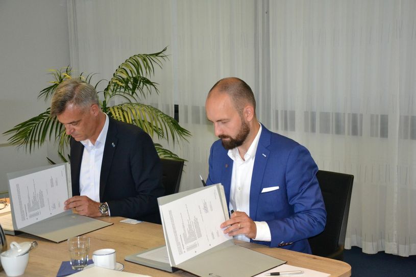Stadtwerke Frankfurt (Oder)-Geschäftsführer Torsten Röglin (li.) und EMIS-Geschäftsleiter Benjamin Oppermann (re.) bei der Vertragsunterzeichnung. Foto: Stadtwerke Frankfurt (Oder)