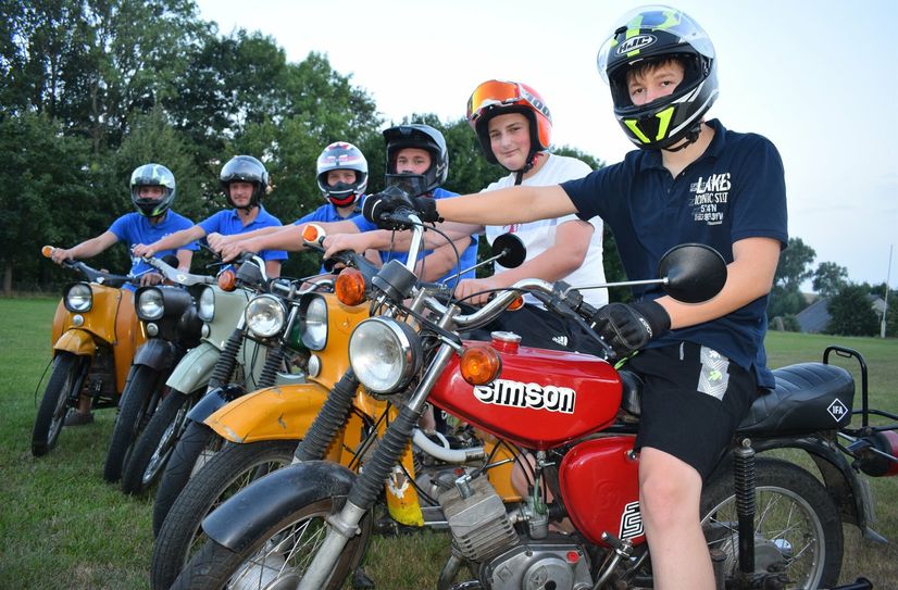 Die Jugend aus Bühlau nimmt das Zepter für das erste Mopedtreffen in die Hand. Das Treffen soll sich künftig fest im Veranstaltungskalender etablieren.