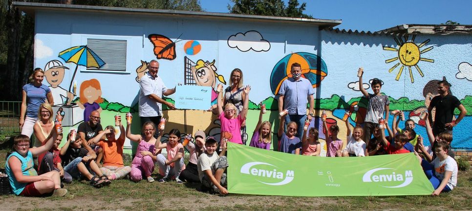 Als »Arbeitslohn« für die Malerei am Trafohäuschen gab es für die Sechsklässler 1.500 Euro von der »EnviaM«.Die kommen jetzt in die Klassenkasse . Foto: wit