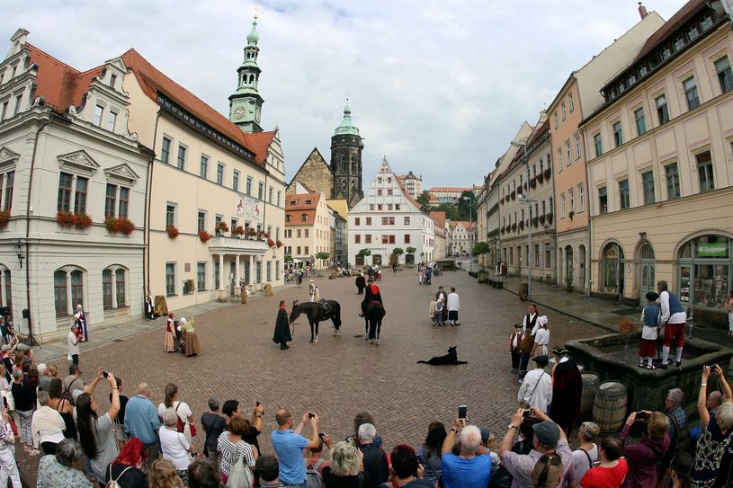 Pirna macht Canaletto lebendig: Große und kleine Darsteller versetzen Pirnas Marktplatz ins 18. Jahrhundert – in die Zeit, als der venezianische Maler seine berühmten Veduten der Sandsteinstadt schuf.