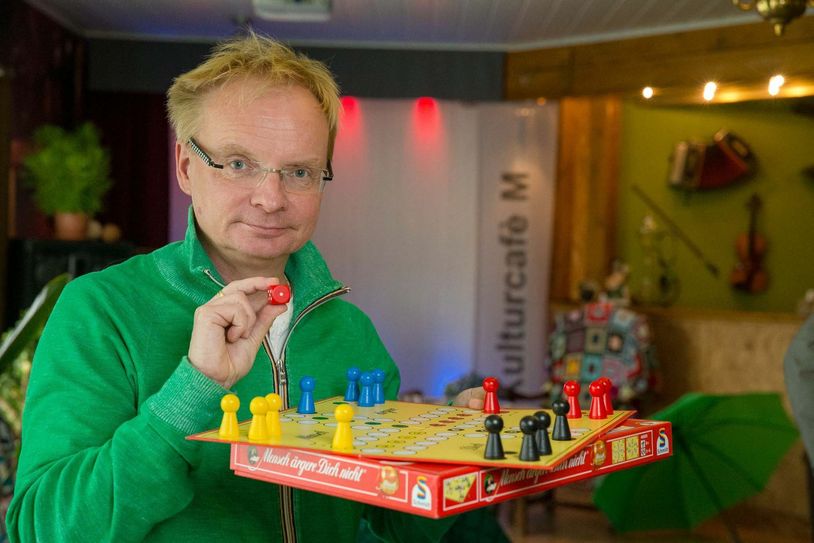 Uwe Steimle liebt das Spiel mit den kleinen bunten Figür-