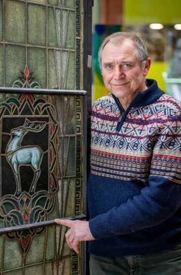 Kunstglaser-Meister Thomas Körner mit dem Motiv "Weißer Hirsch"