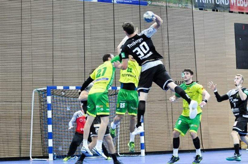 Adrian Kammlodt am 2. Spieltag 2018/19 gegen den VfL Eintracht Hagen. Foto: S. Fleischer / HC