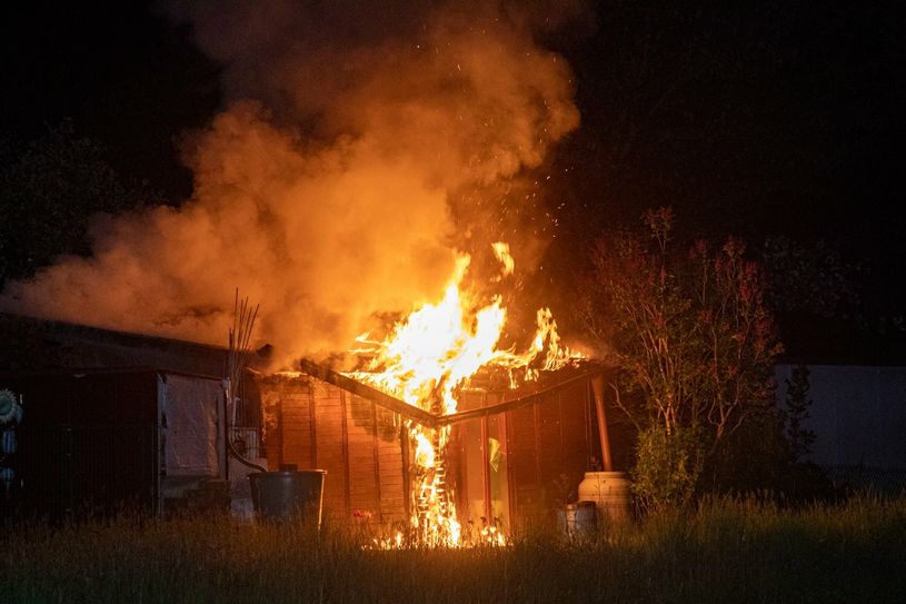 Beim Eintreffen der Kameraden stand die Laube bereits lichterloh in Flammen.