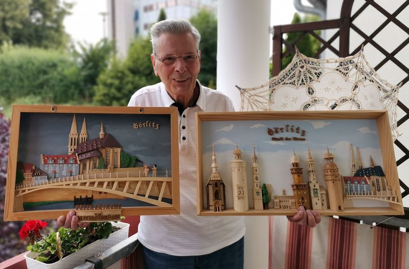 Winfried Sieger mit zwei seiner Arbeiten.