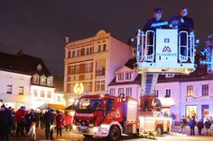 Für diese Einweihung muss man schwindelfrei sein: im Korb der neuen Drehleiter für die Senftenberger Feuerwehr Bürgermeister Andreas Pfeiffer und Landesbranddirektor Michael Koch.